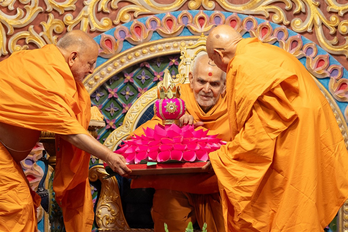 Swamishri receives a distinctive birthday presentation