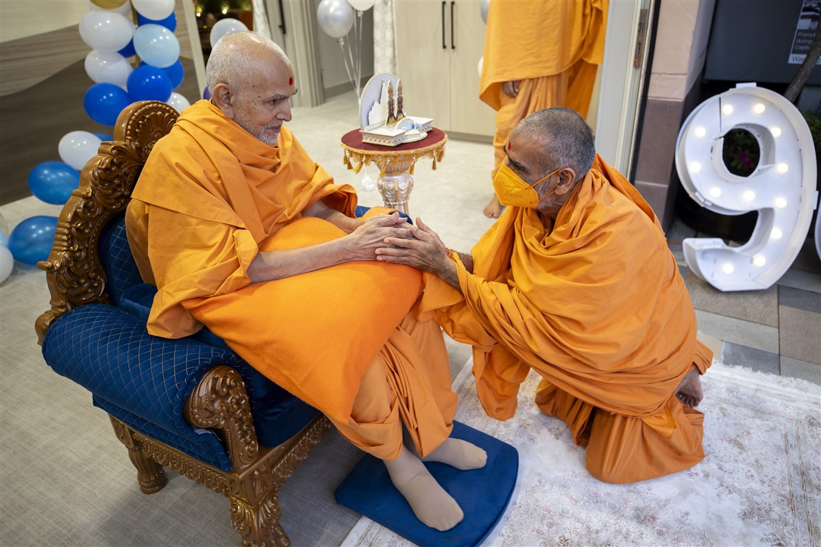 Swamishri greets Pujya Anandswarupdas Swami