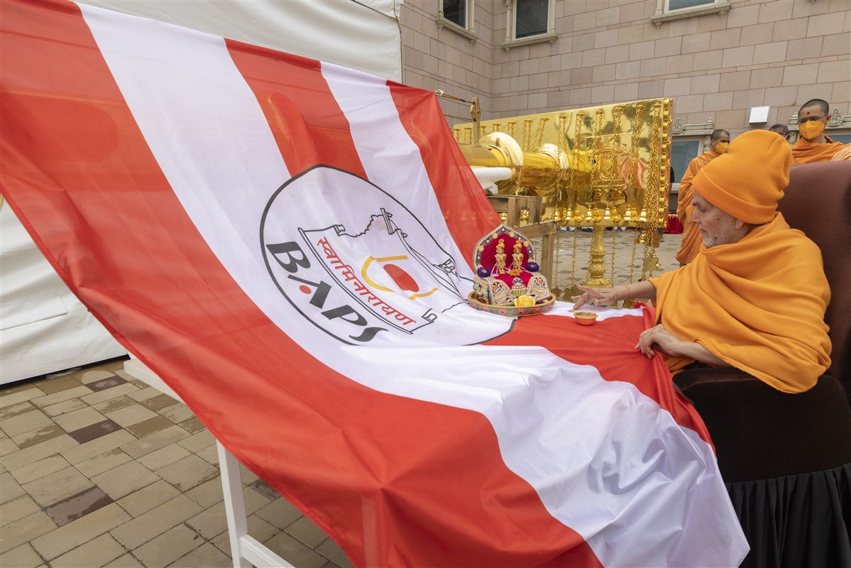 Swamishri performs pujan of main flag and flagstaff for the Mahashikhar of BAPS Swaminarayan Akshardham