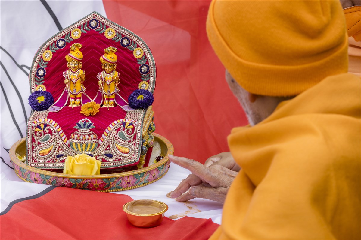 Swamishri performs the Dhaja Dand pujan