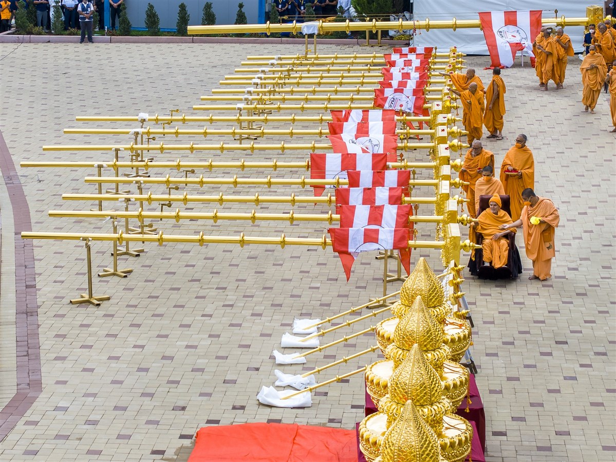 Swamishri sanctifies the flagstaffs and the kalash