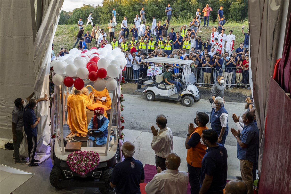 Swamishri arrives at the 90th birthday celebration assembly