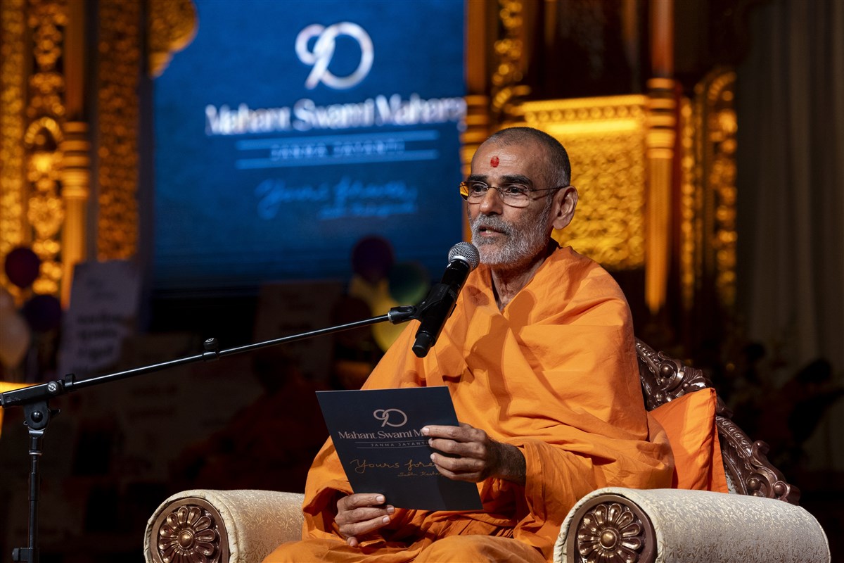 Pujya Anandswarupdas Swami addresses the 90th birthday celebration assembly