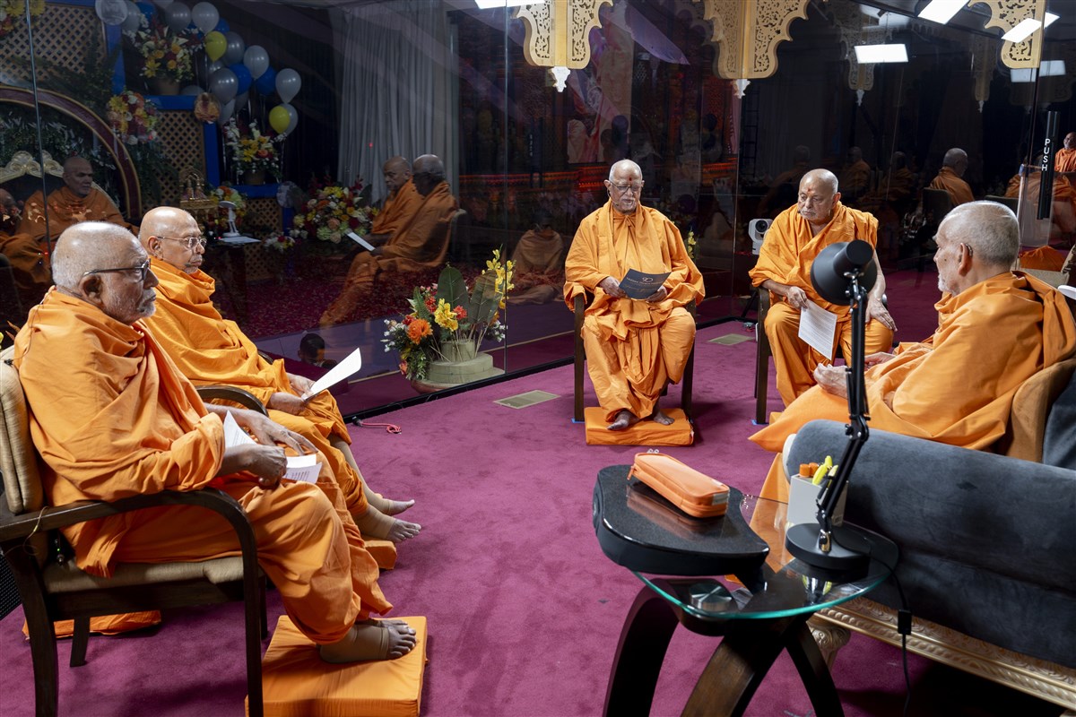 Sadguru Swamis read the letters they wrote to Swamishri