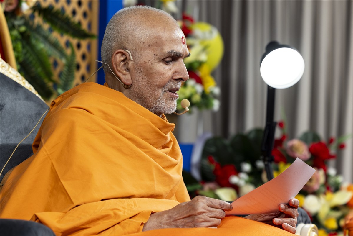 Swamishri bestows blessings