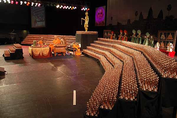 Swamishri performs puja amidst 'Neelkanth Varni' murtis to be distributed as mementos to Yuvaks and Yuvatis 