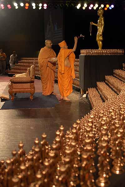 Swamishri sanctifies the "Neelkanth Varni" mementos