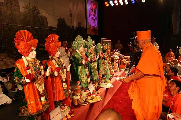 Swamishri performs the murti-pratishtha ritual of arti of the newly consecrated murtis 