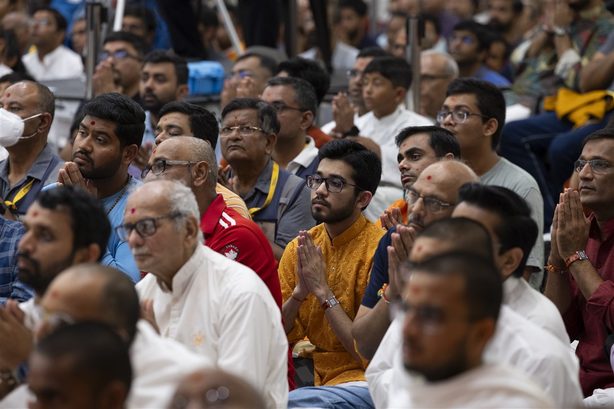 Devotees engrossed in Swamishri's puja