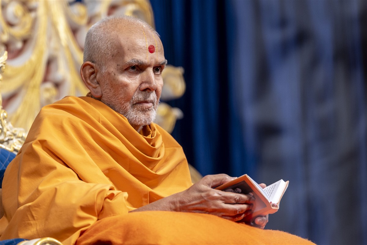 Swamishri attentively listens to sadhana mantra and daily prayer