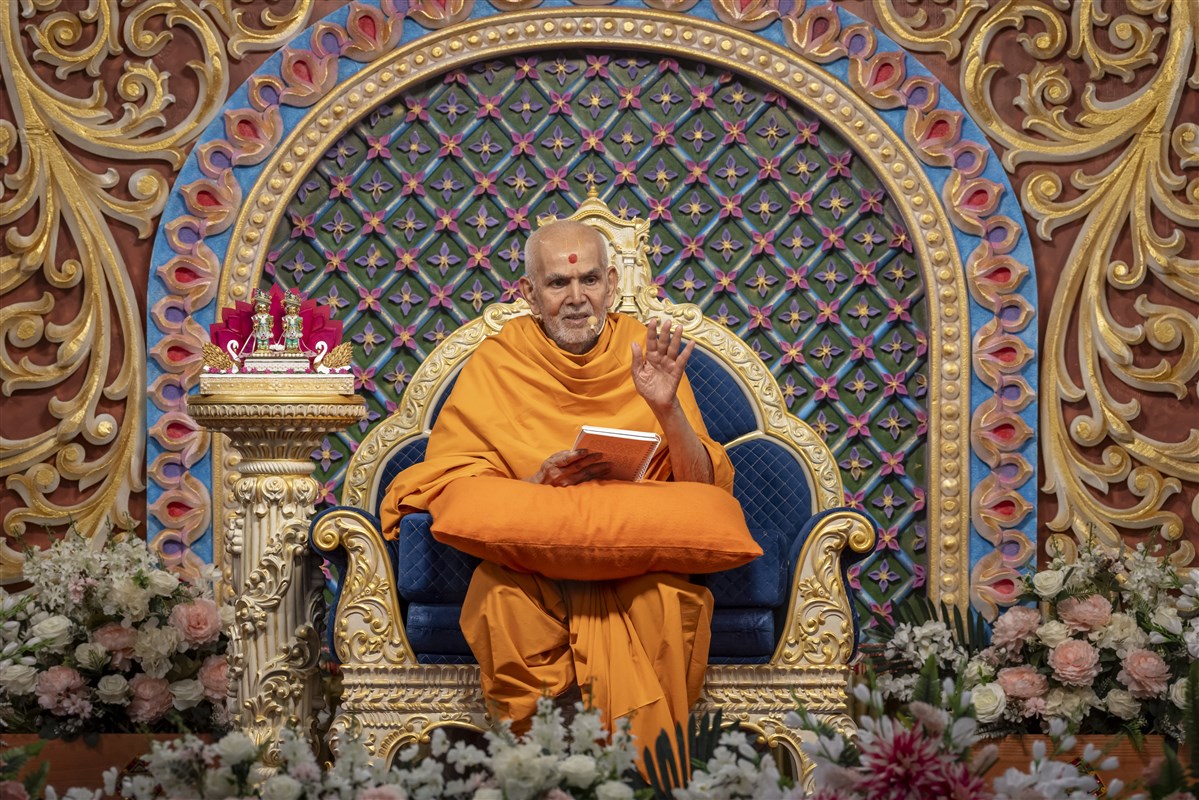 Swamishri delivers the morning spiritual discourse