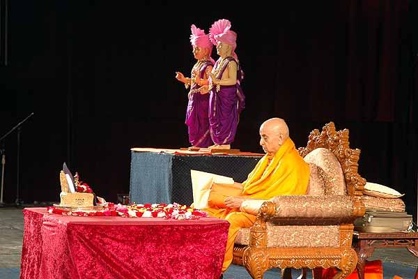 Morning ,Swamishri does the mala in pooja