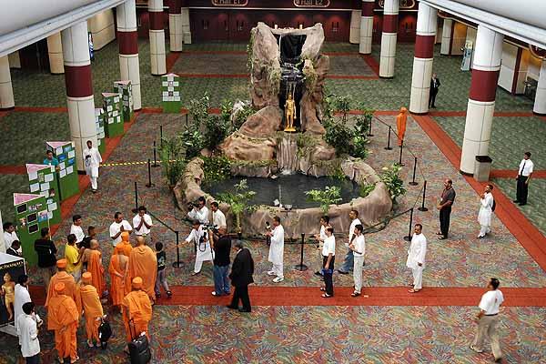Morning ,Swamishri visits the murti of Neelkanth Varni in the main lobby of the Convention Center 