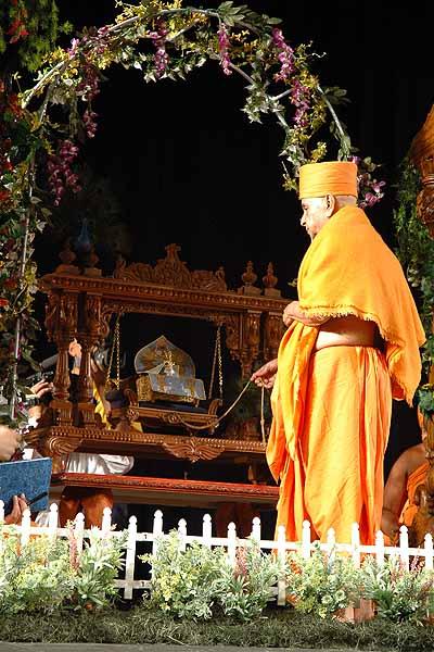  Evening ,Swamishri swings Shri Harikrishna Maharaj  