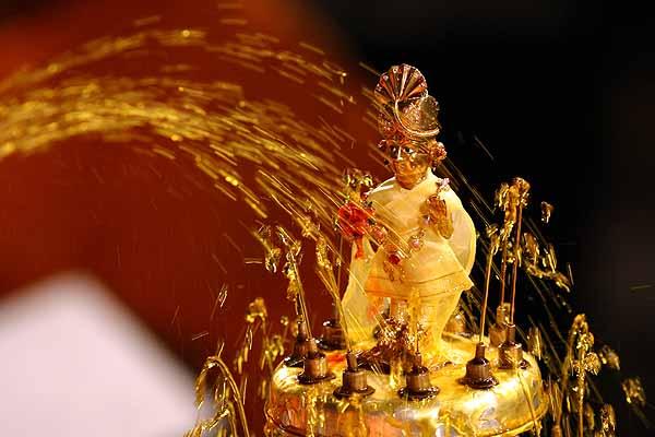  Evening ,Swamishri lovingly sprays colored water on Shri Harikrishna Maharaj 