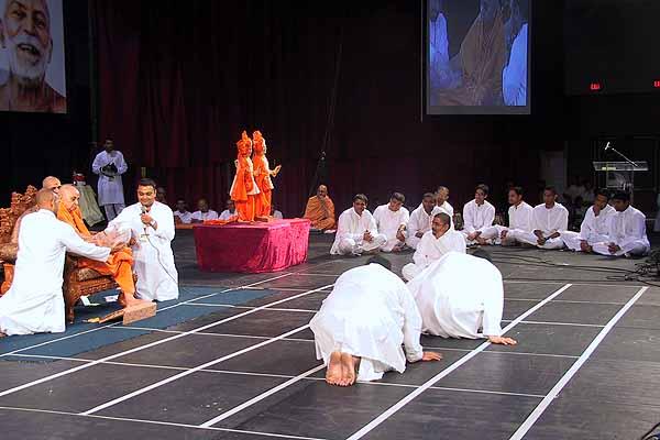 Morning ,Swamishri participates in the "Mukhpaath" game presented by Yuvaks