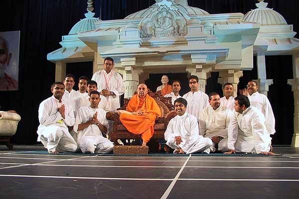 Morning ,Swamishri with yuvaks who participated in the game 