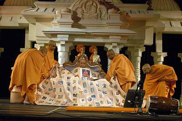  Evening ,Swamishri is offered one of three quilts made by the combined effort of 450 yuvatis