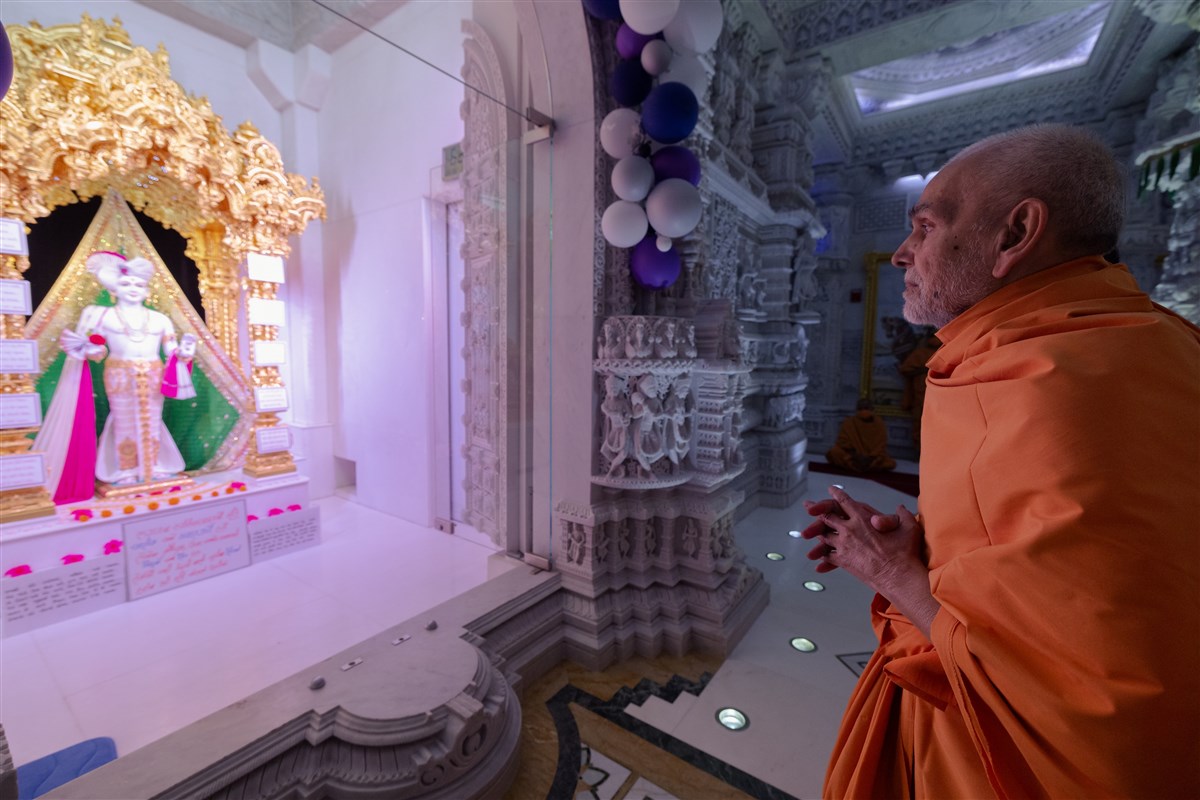 Swamishri engrossed in the darshan of Shri Ghanshyam Maharaj 