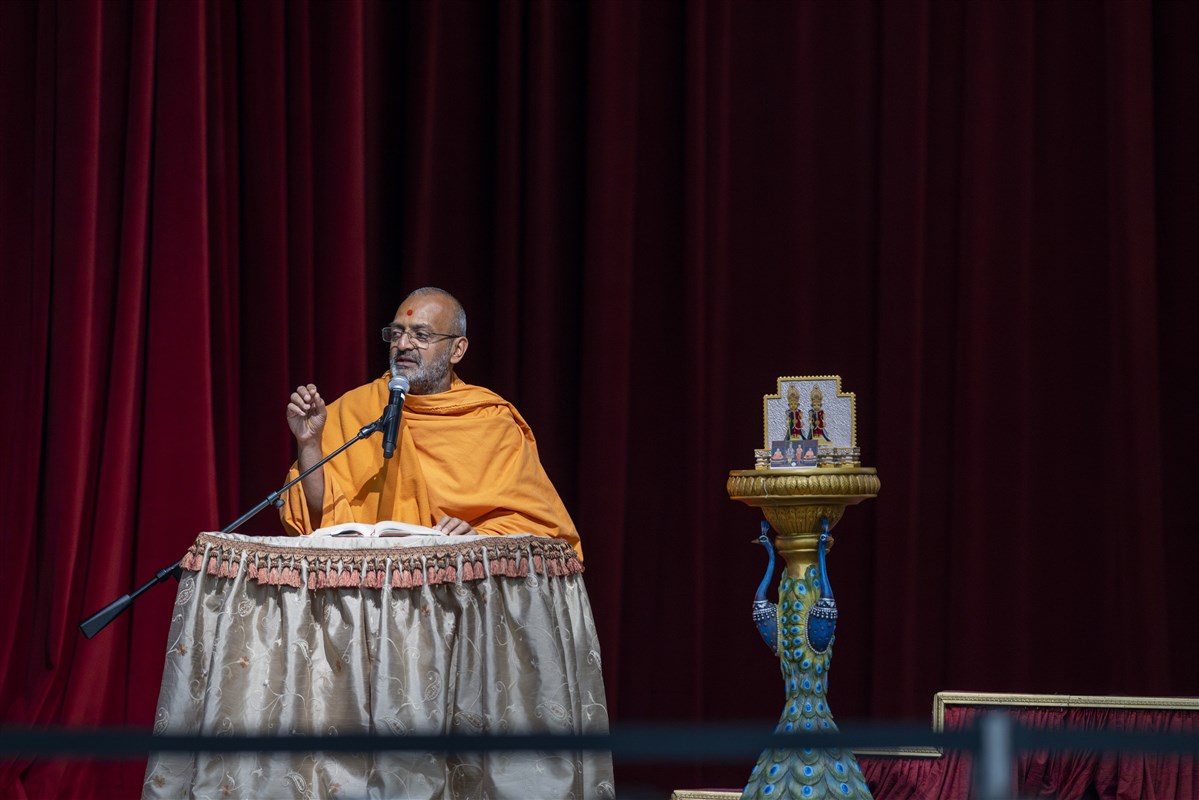 Pujya Munivatsaldas Swami addresses the morning assembly before Swamishri arrives
