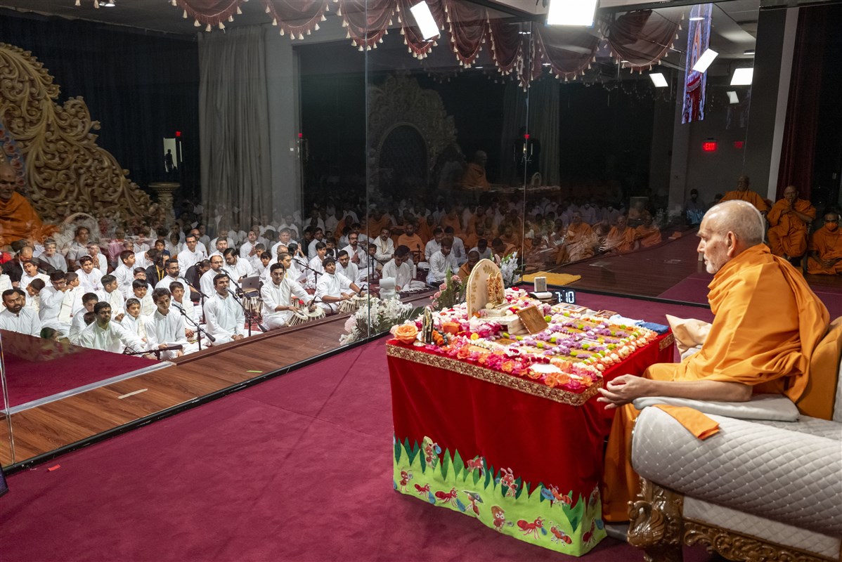 Youth offer kirtan bhakti during Swamishri’s puja