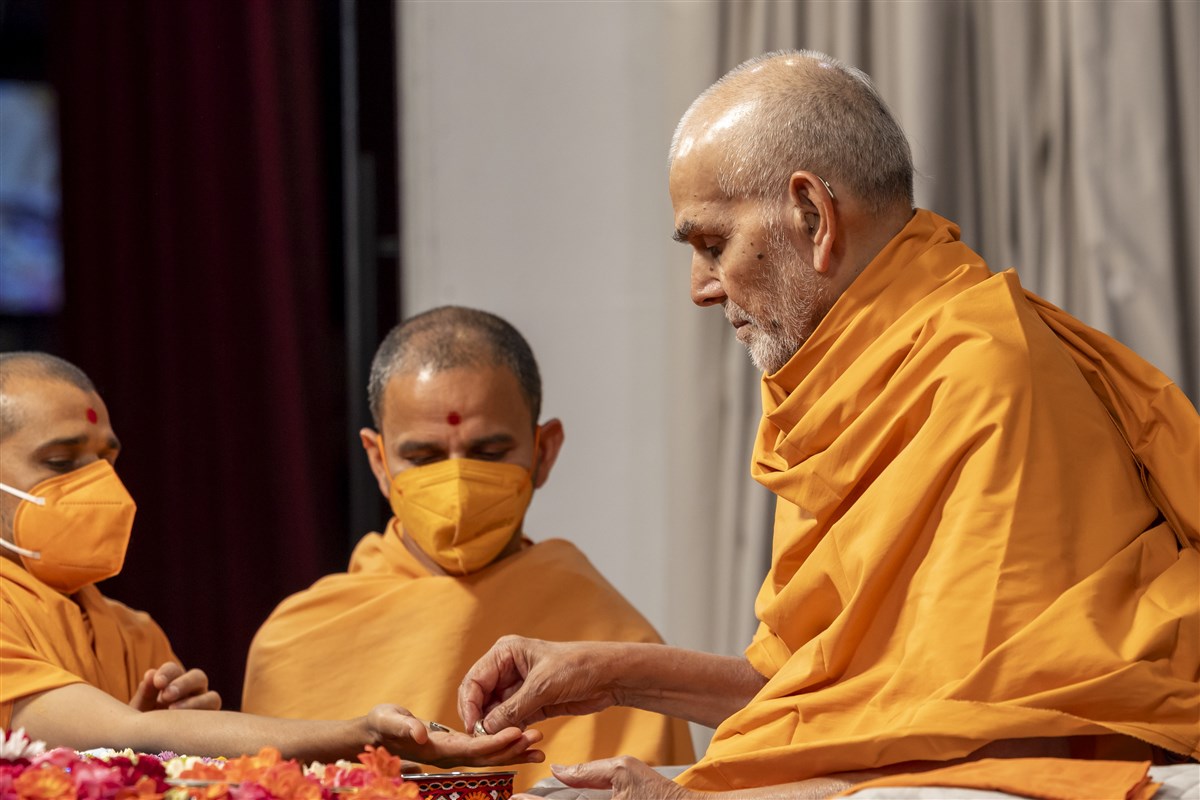 Swamishri takes a holy relic of Bhagwan Swaminarayan