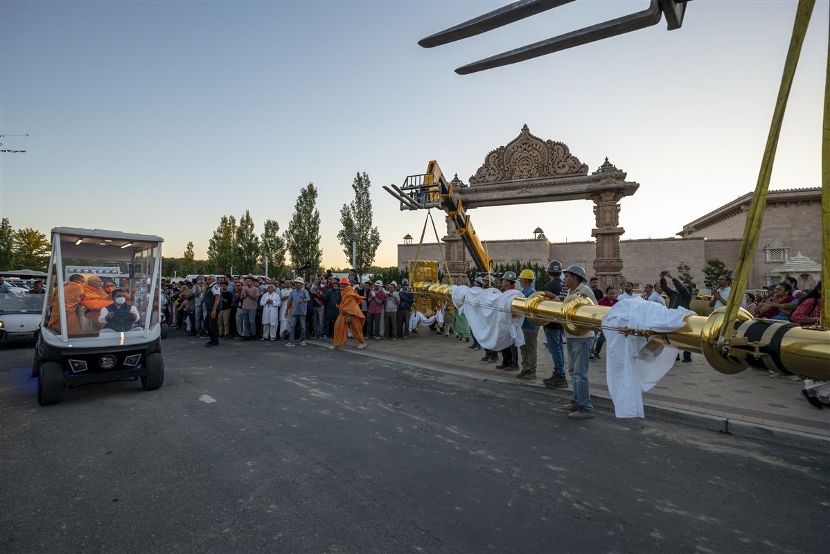Swamishri blesses the volunteers for the Akshardham flagstaff installation