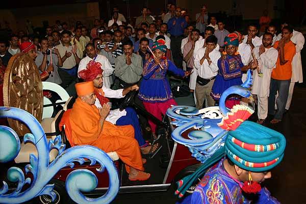 Swamishri arrives on a chariot 