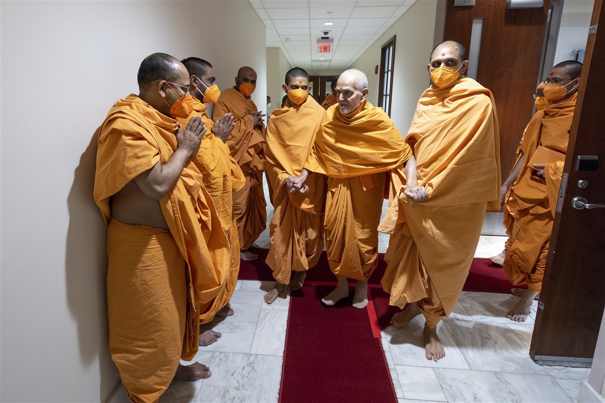 Param Pujya Mahant Swami Maharaj acknowledges  swamis on his way to Thakorji's darshan