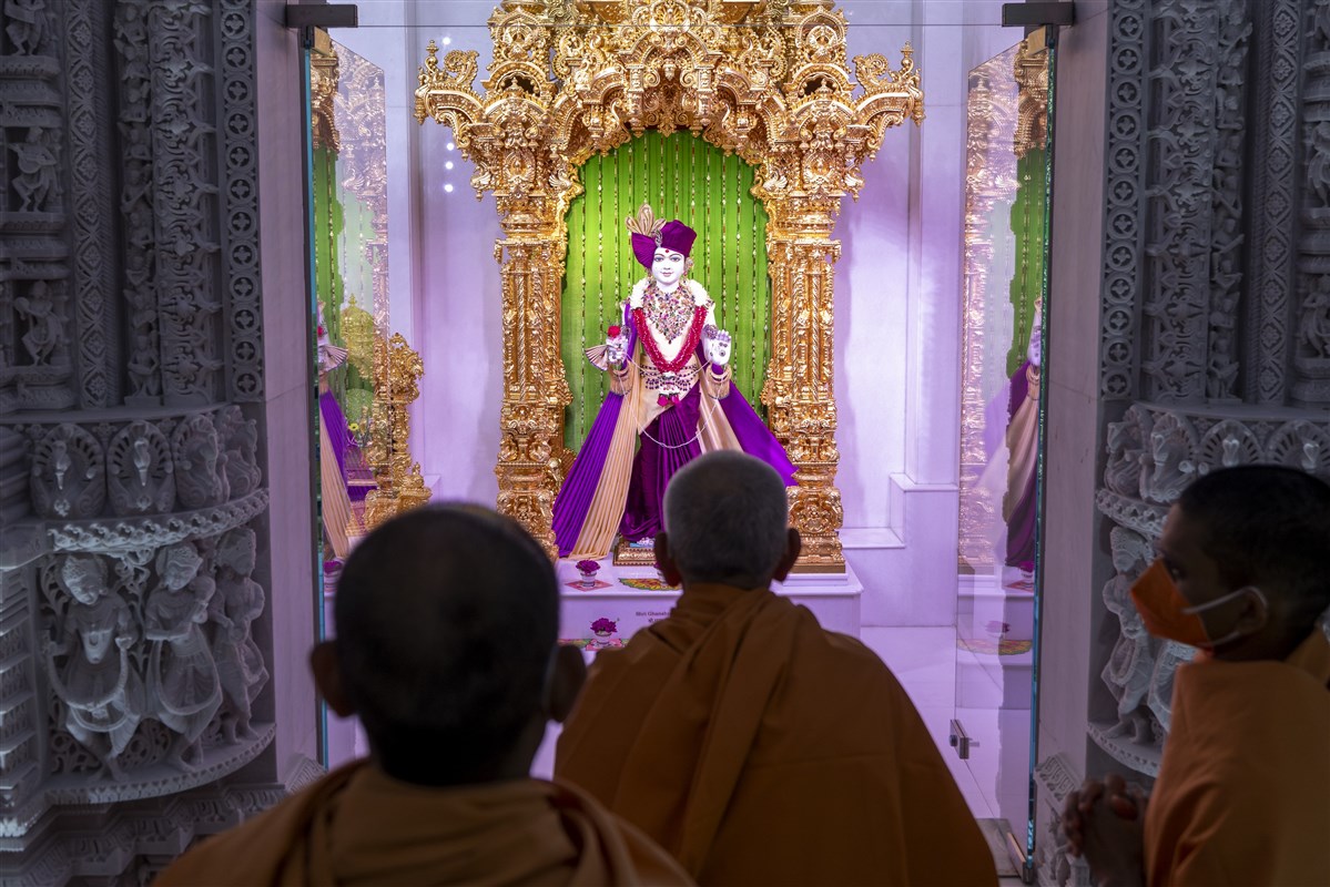 Swamishri engrossed in the darshan of Shri Ghanshyam Maharaj