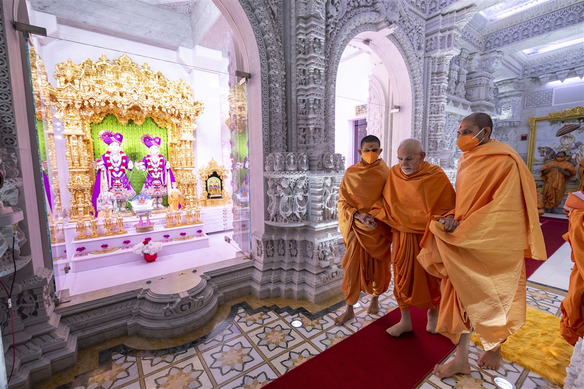 Swamishri goes from one shrine to the other for darshan