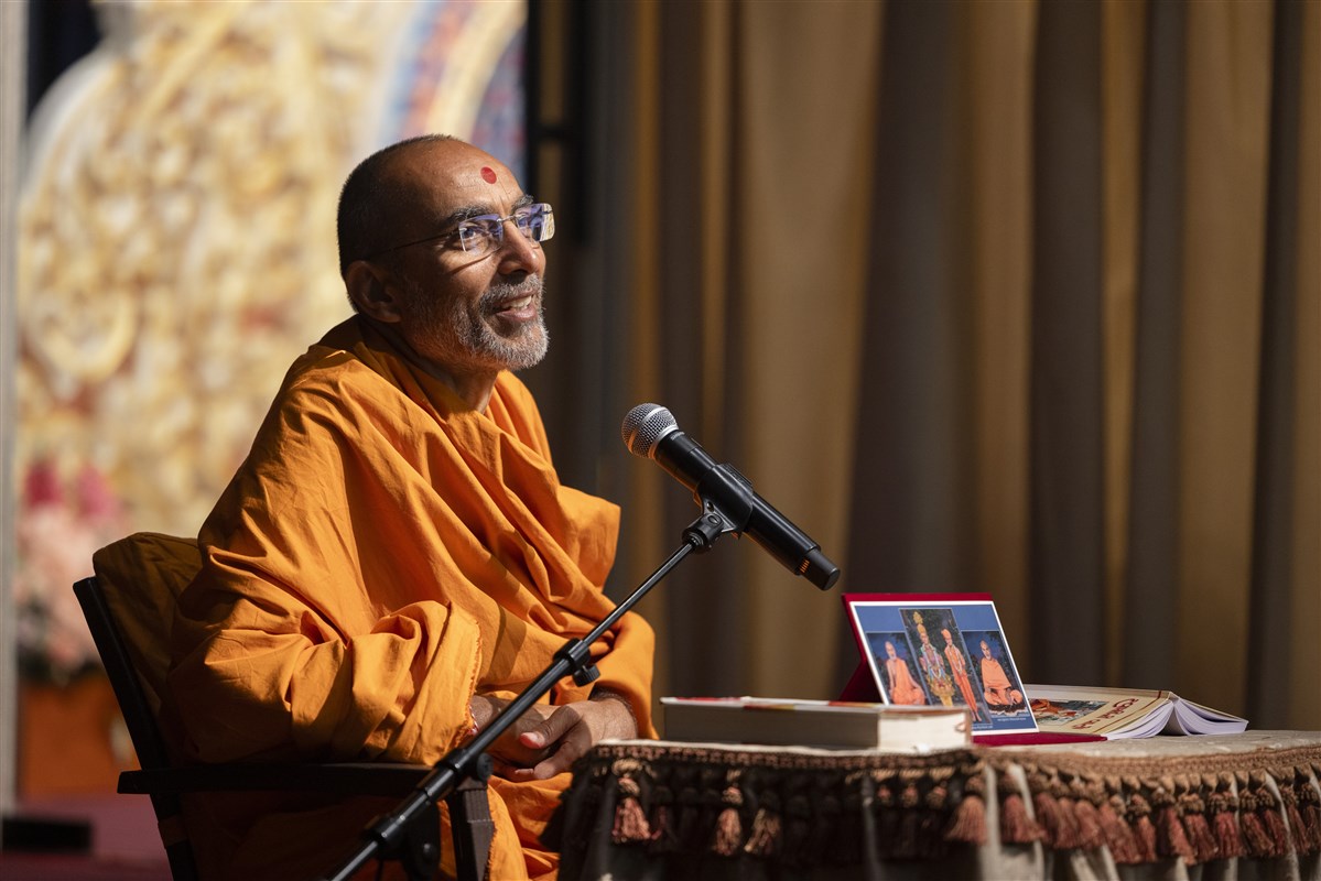 Pujya Viveknidhidas Swami delivers a spiritual discourse before Swamishri’s puja