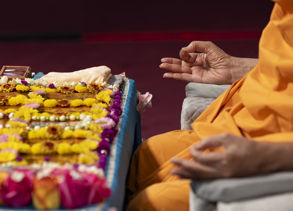 Swamishri engages in Gyan Mudra before meditation