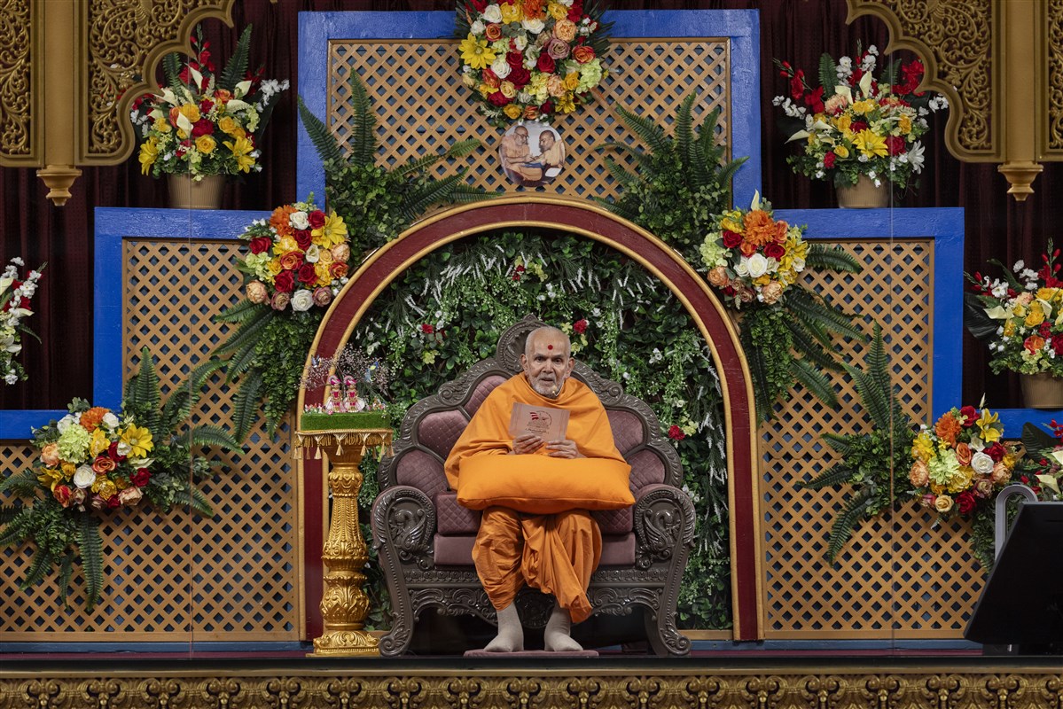 Swamishri blesses during the evening assembly