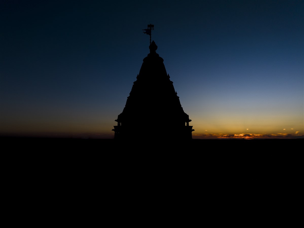 The first light of dawn graces BAPS Swaminarayan Akshardham
