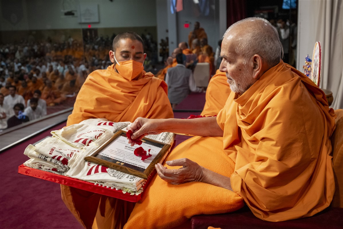 Swamishri sanctifies the 'Karika-Jayi' certificates
