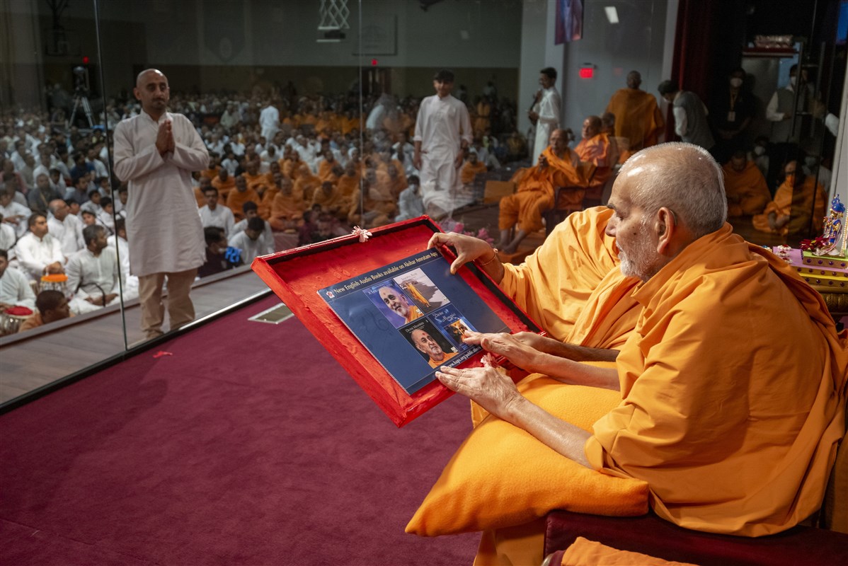 Swamishri inaugurates new English audiobook publications