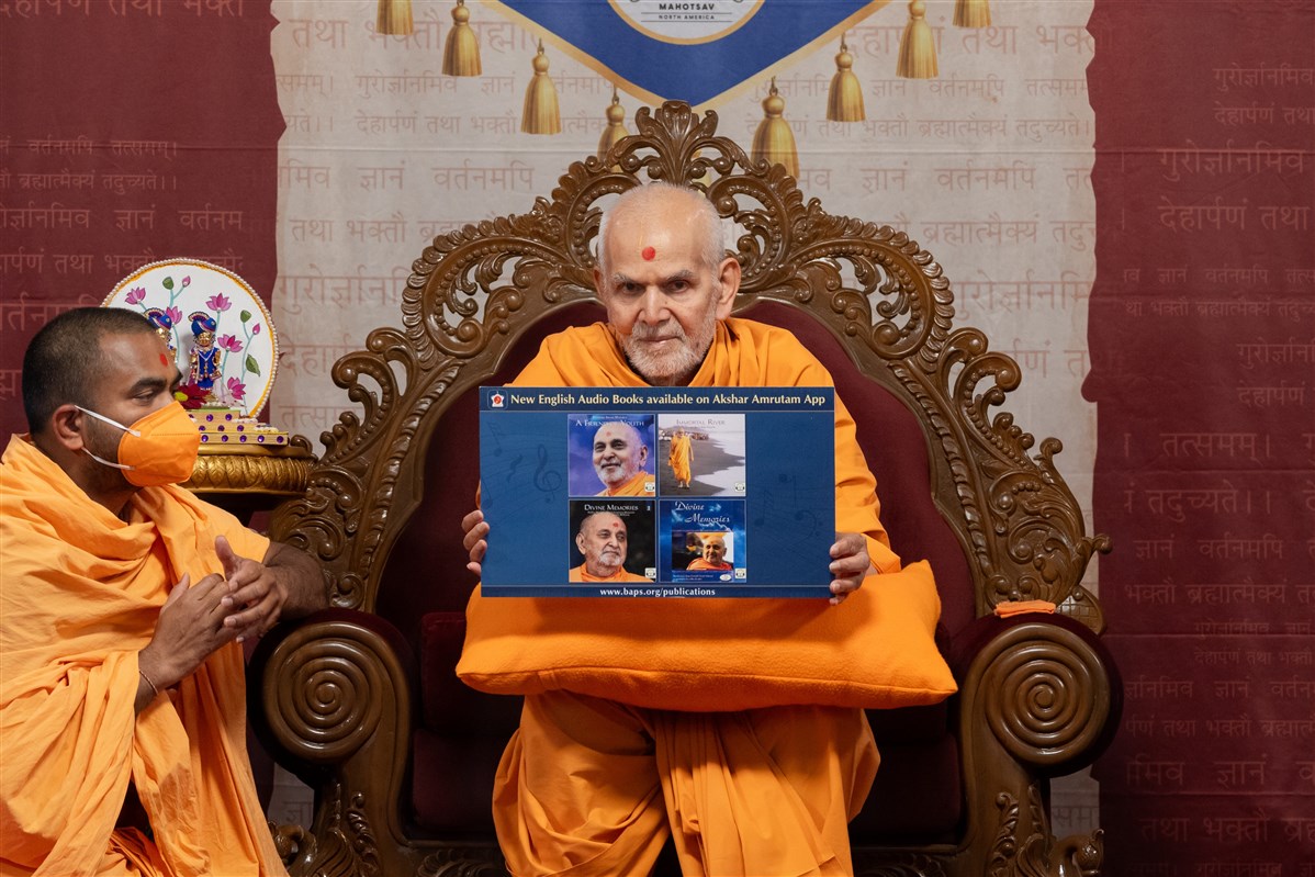 Swamishri inaugurates new <a href='https://www.baps.org/Announcement/2023/New-English-Audiobooks-on-Pramukh-Swami-Maharaj-24077.aspx' target='blank' style='text-decoration:underline; color:blue;' >English audiobook </a>publications