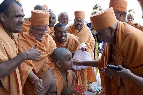 Swamishri personally meets a child dressed as a sadhu 