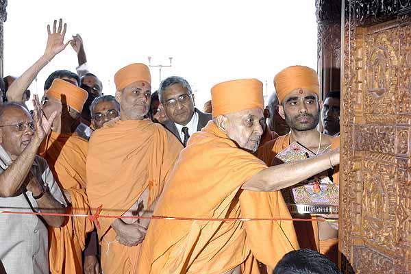  Swamishri formally opens the Shri Swaminarayan Haveli in accordance with Vedic rituals