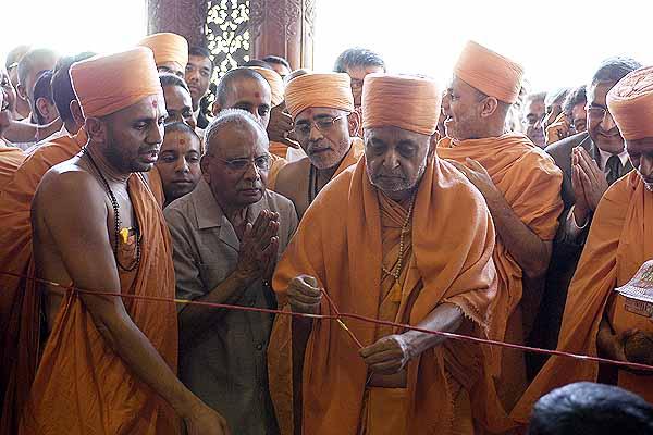  Swamishri formally opens the Shri Swaminarayan Haveli in accordance with Vedic rituals
