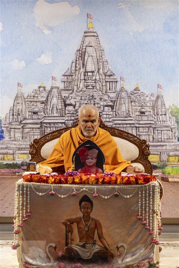 Swamishri turns the mala during puja