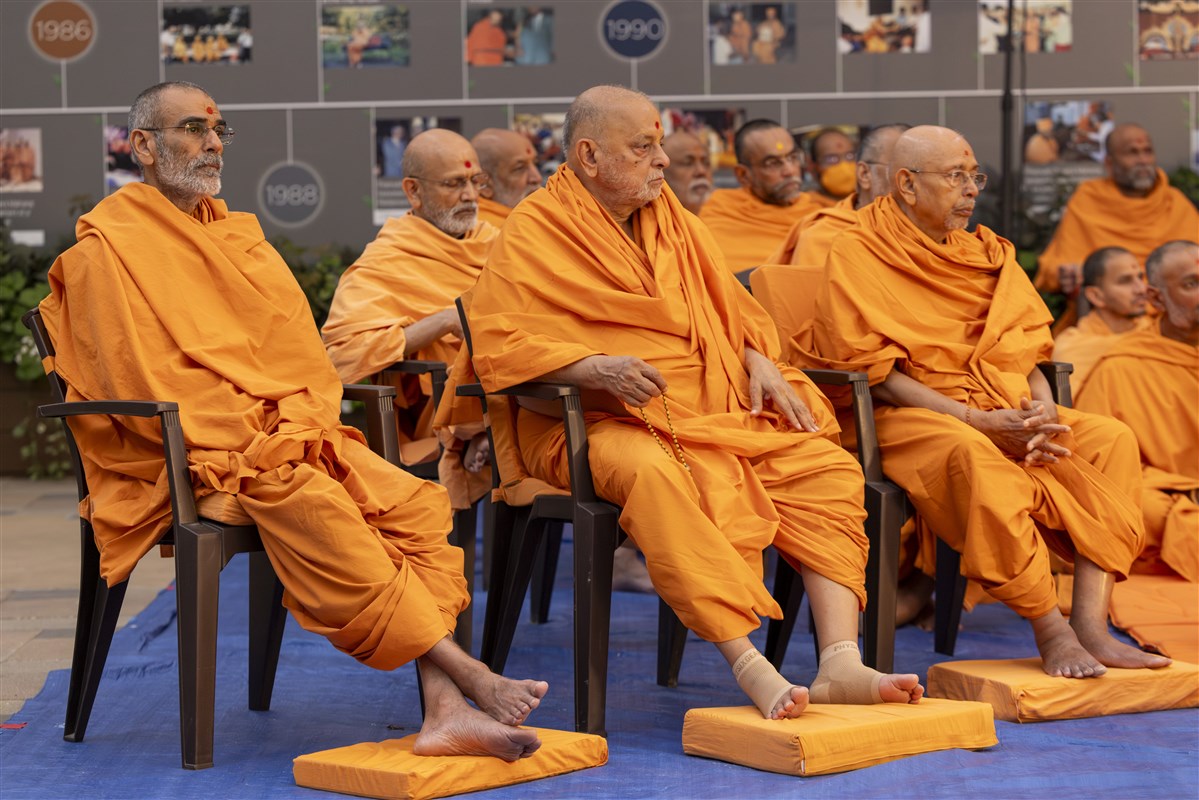Pujya Anandswarupdas Swami, Sadguru Pujya Ishwarcharandas Swami and Sadguru Pujya Tyagvallabhdas Swami engrossed in the darshan of Swamishri