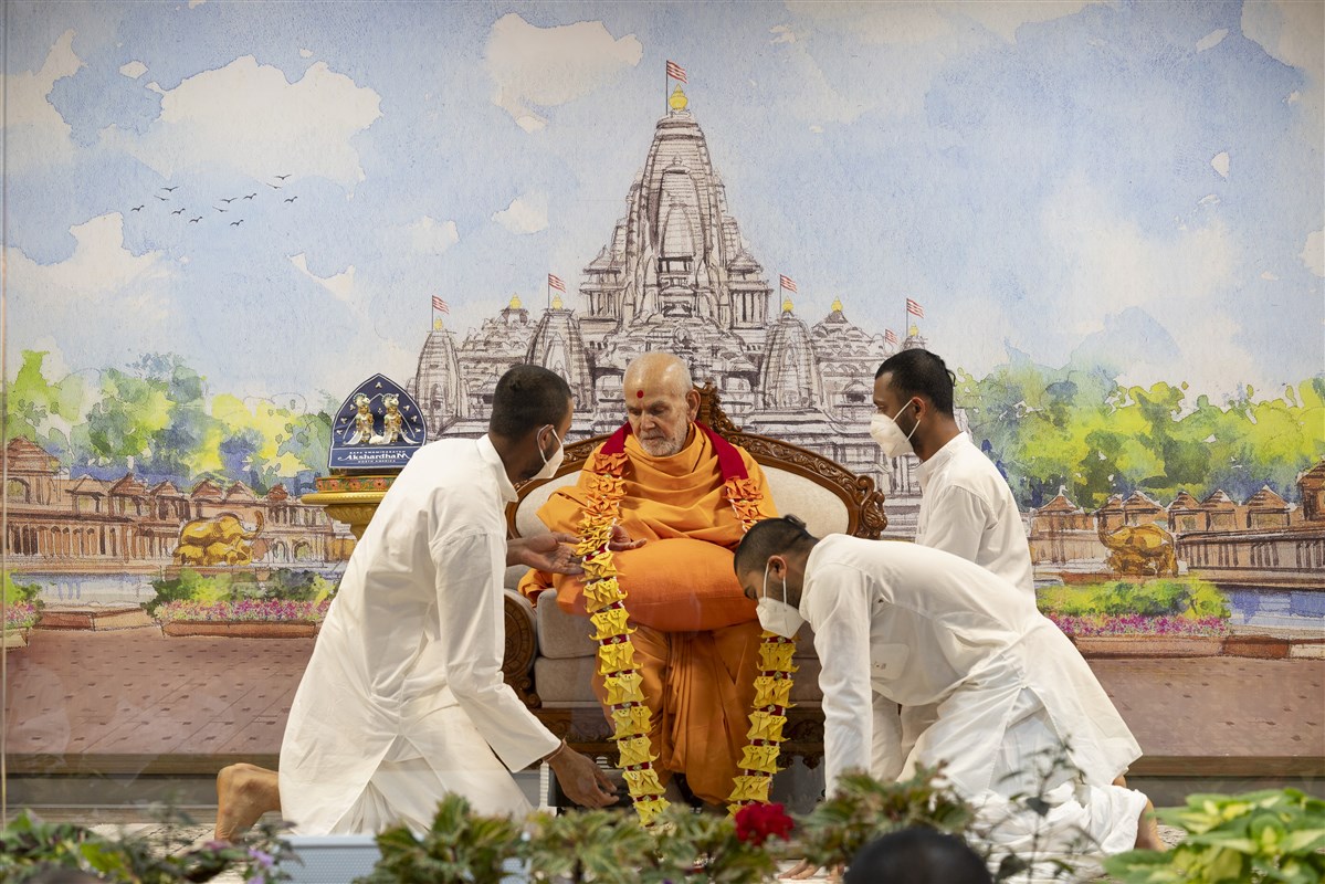 Sadhaks present Swamishri with a garland