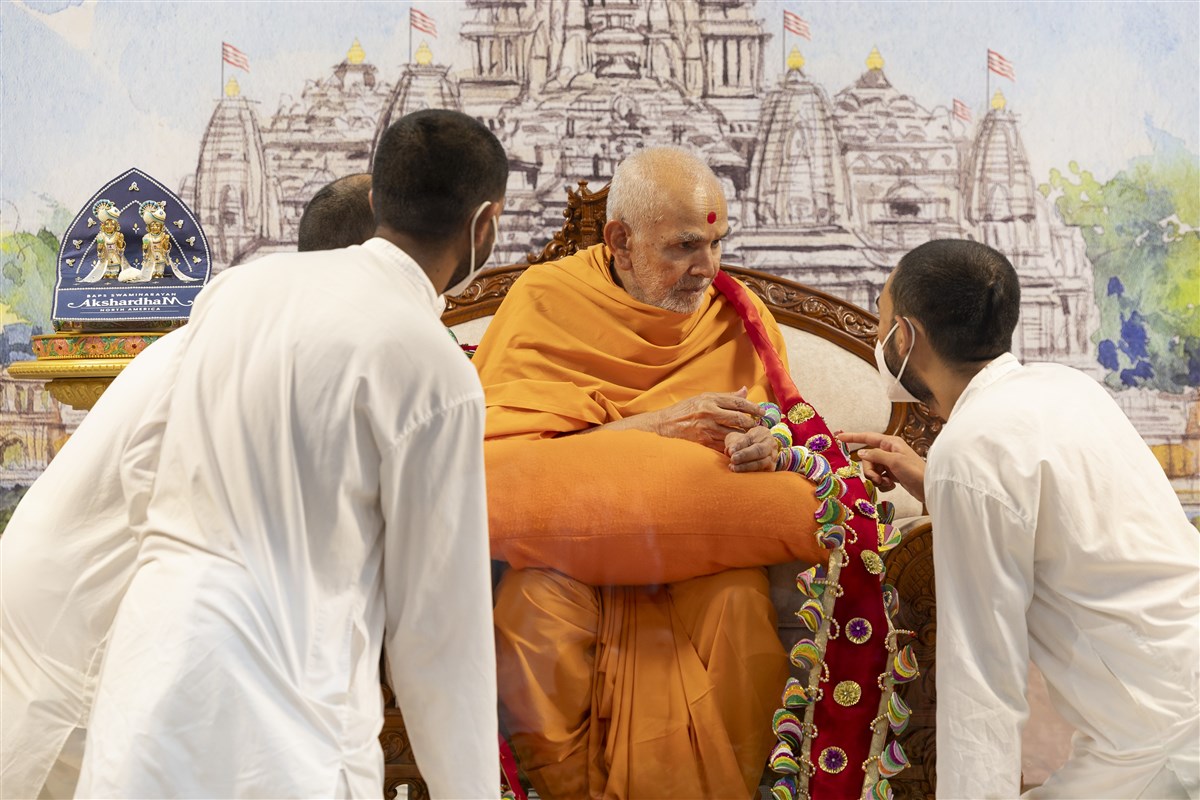 Swamishri observes the garland prepared with profound devotion