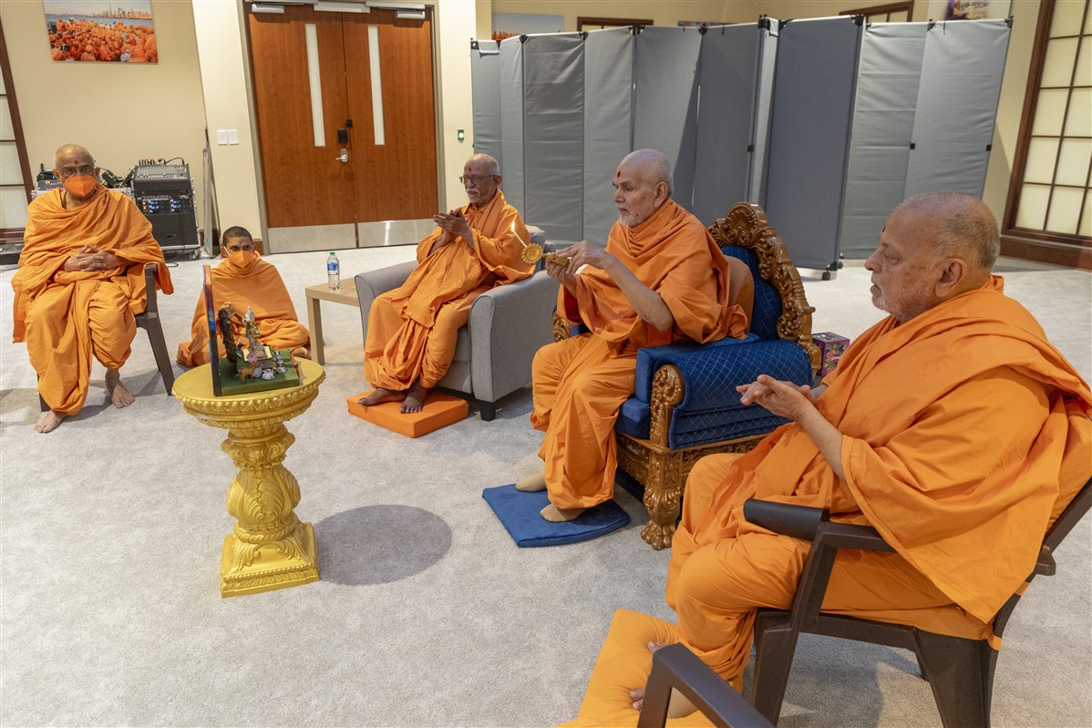 Swamishri and swamis during the arti