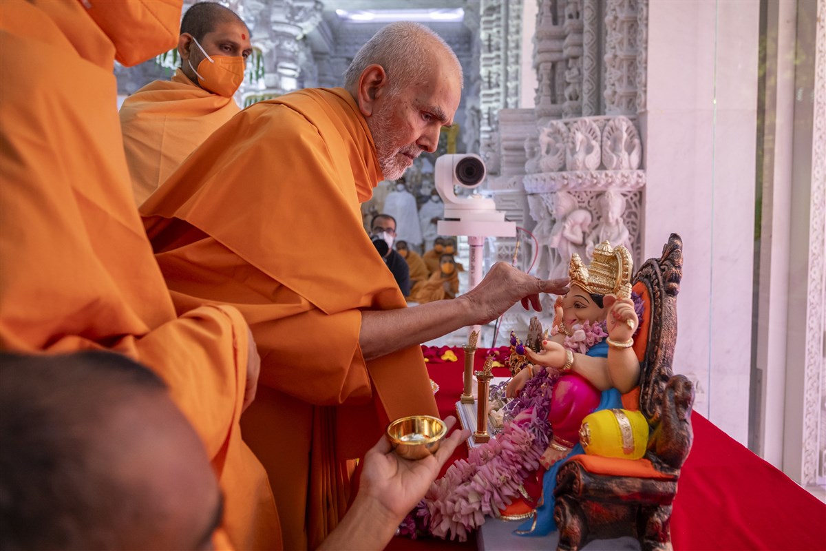 Swamishri performs the pujan of Shri Ganeshji