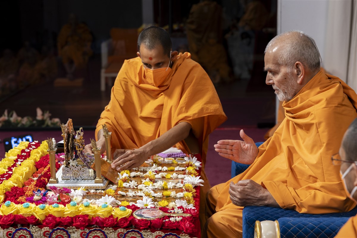 Swamishri suggests a minor shift in the murti's position to improve the darshan experience
