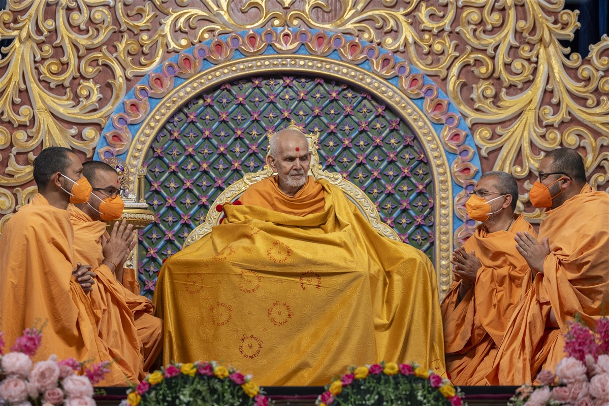 Swamis honor Swamishri with a shawl