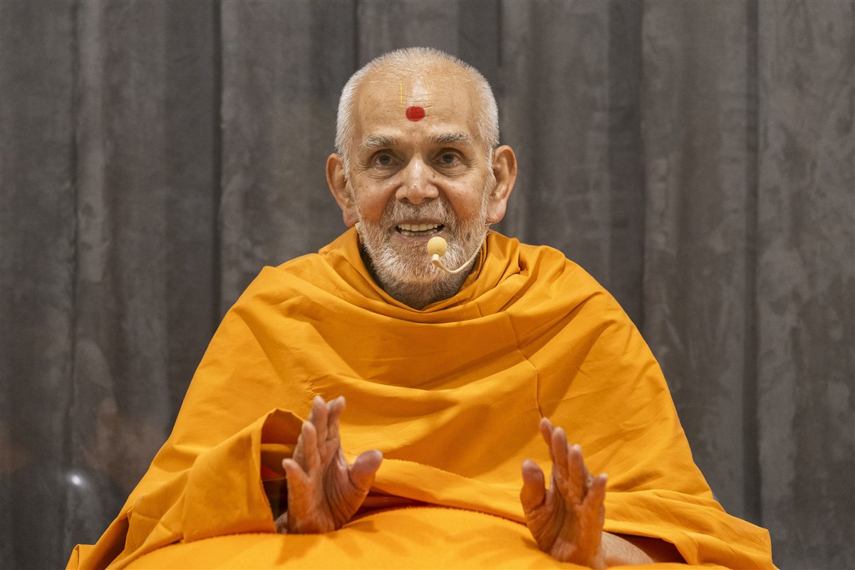 Swamishri shares a light moment during the afternoon assembly 